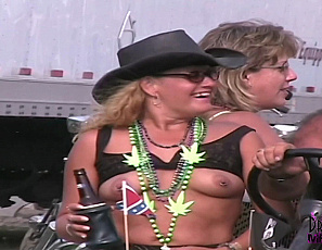 2022-05-04-Biker-Babes-Bare-All-At-Chillicothe