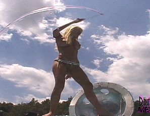 2025-11-29-Girls-On-The-Stage-And-Up-Close